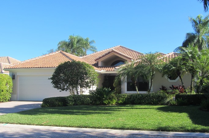 Bay Head is a real estate community within Jonathan's Landing in Jupiter, Florida offering stunning waterfront single family homes