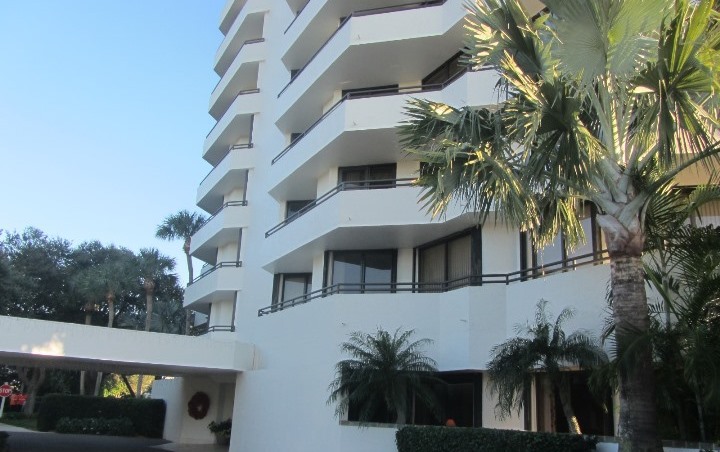 Southporte is a luxury condominium community within Jonathan's Landing offering condos for sale and seasonal rentals