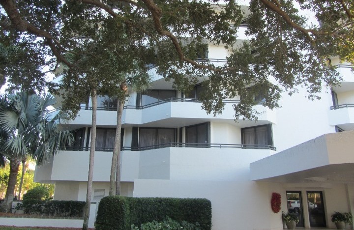 Southporte is a luxury condominium community within Jonathan's Landing offering condos for sale and seasonal rentals